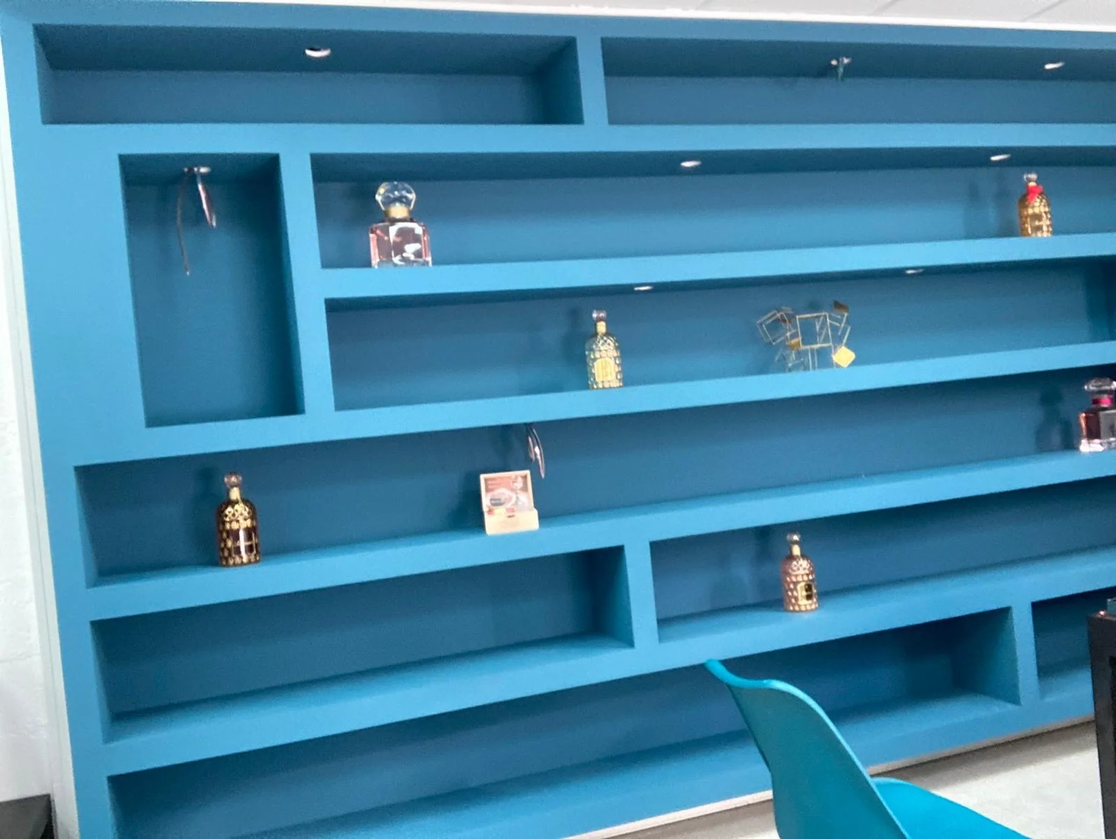 Bibliothèque murale bleue sur mesure avec éclairage intégré