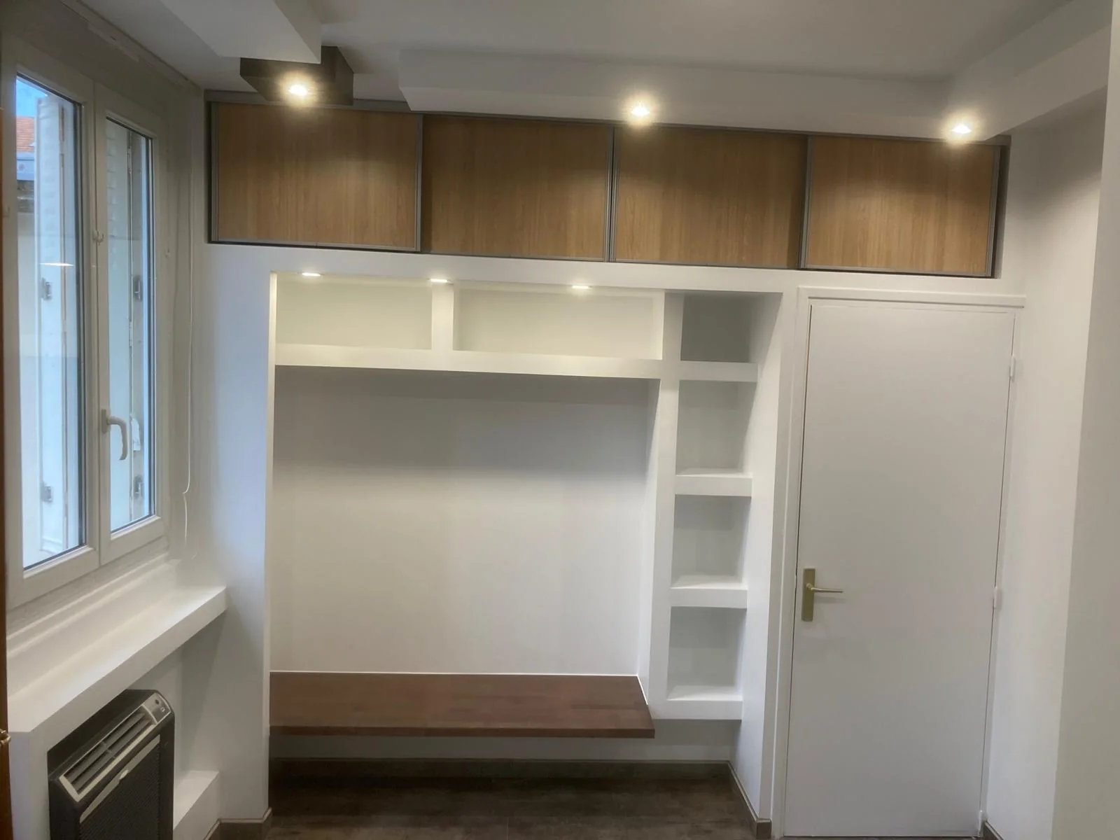 Aménagement sur mesure blanc et bois avec rangements intégrés